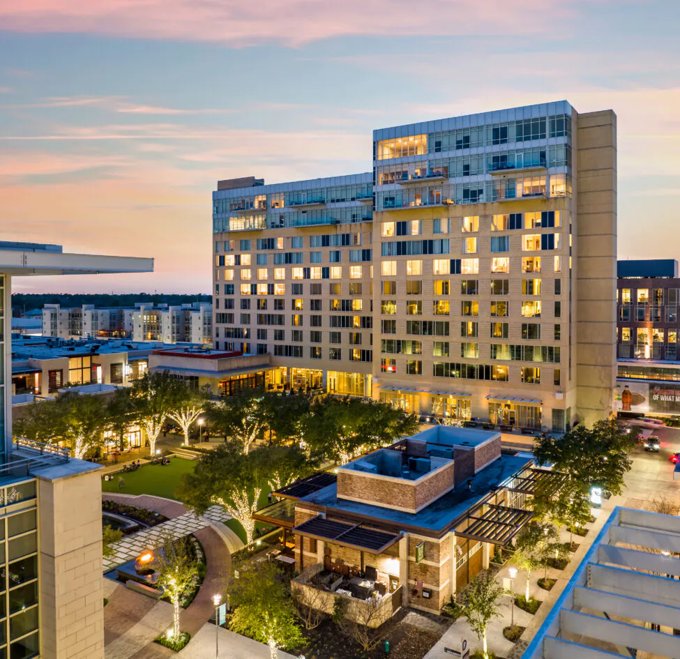 Areal view of a hotel.